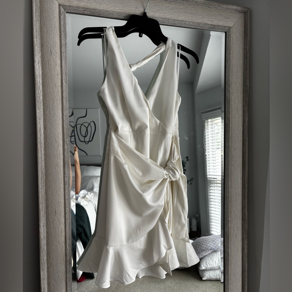 Elegant White Sleeveless Dress